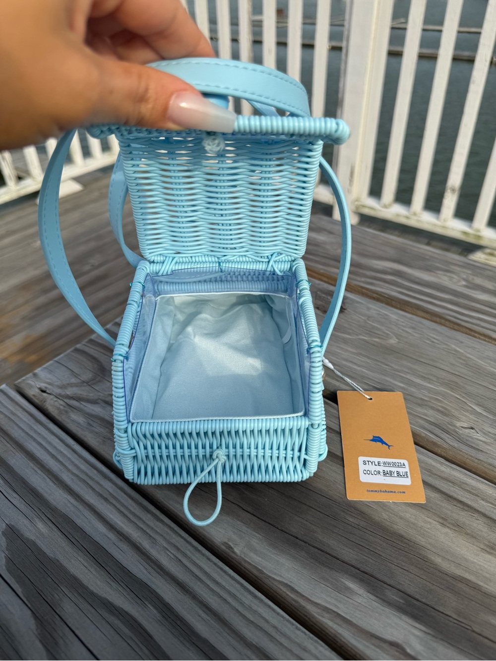 Tommy Bahama Light Blue Woven Car Handbag  UNICORN COLOR! nwt - Picture 4 of 4